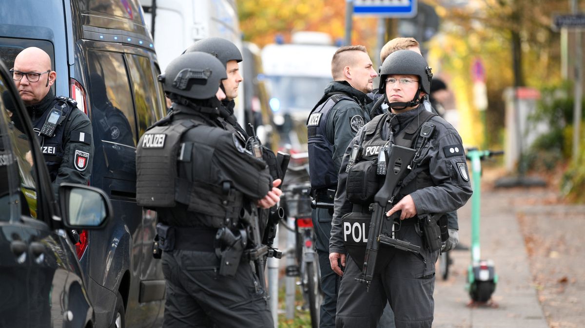 Policie zasahovala ve škole v Hamburku, ozbrojení studenti hrozili učitelce